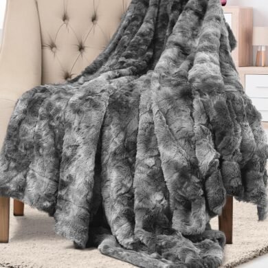 Everlasting Comfort Soft & Comfortable Gray Faux Fur Throw Blanket for Couch - (50"x65") Minky & Fluffy Fall Blankets & Throws, Plush Fuzzy Cover for Bed, Sofa & Living Room - Cozy Home Decor